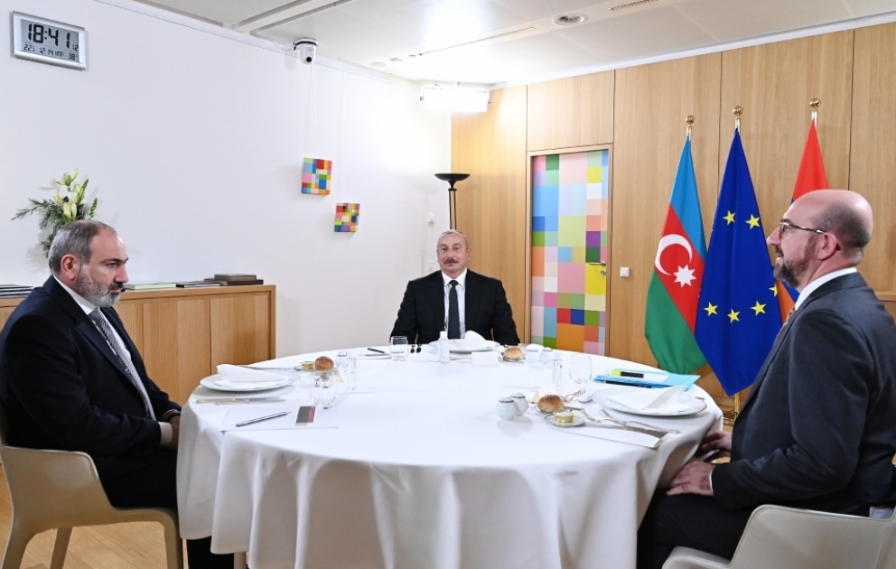 Präsident Ilham Aliyev, Präsident des Europäischen Rates Charles Michel und Armeniens Premierminister Nikol Paschinjan treffen sich in Brüssel VIDEO