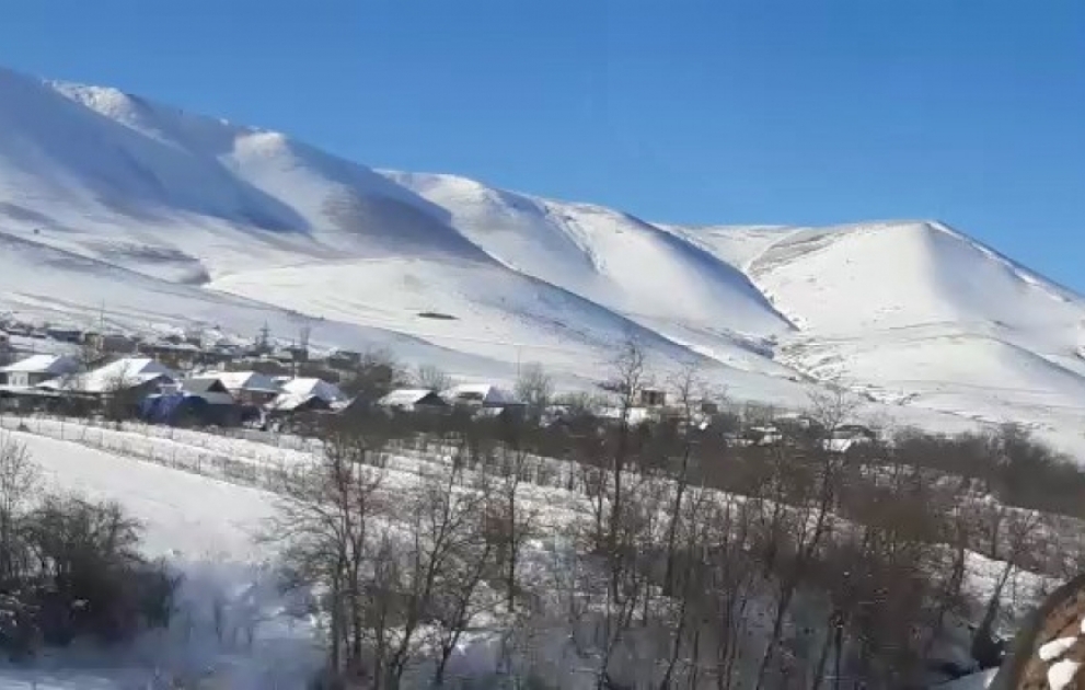 Qışın ilk günündə Gədəbəy ağ örpəyə büründü VİDEO