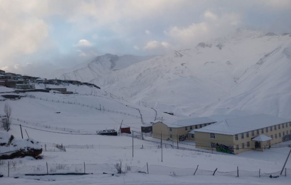 Dichter Schnee hüllt Dorf Saribasch in Region Gach in Weiß VIDEO