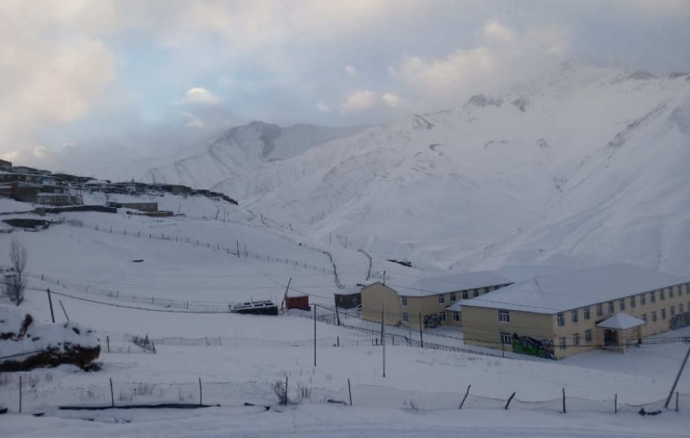 Les régions azerbaïdjanaises de Gouba, Goussar et Khyzy couvertes de neige VIDEO