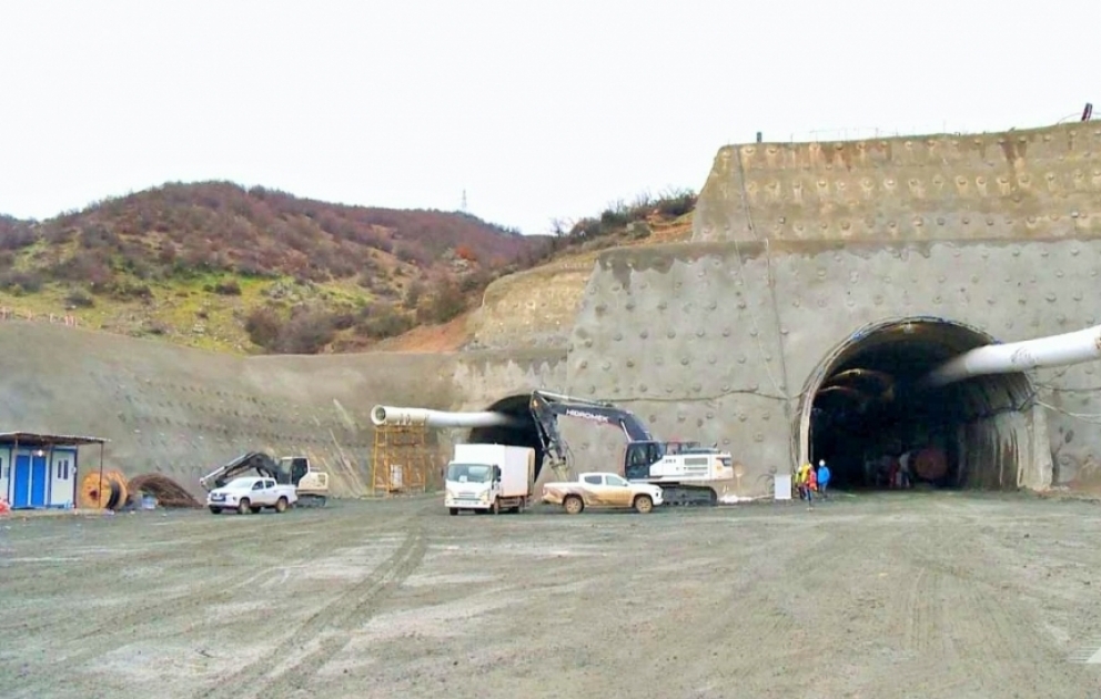 La construction de l’autoroute Ahmadbeyli-Fuzouli-Choucha bat son plein VIDEO