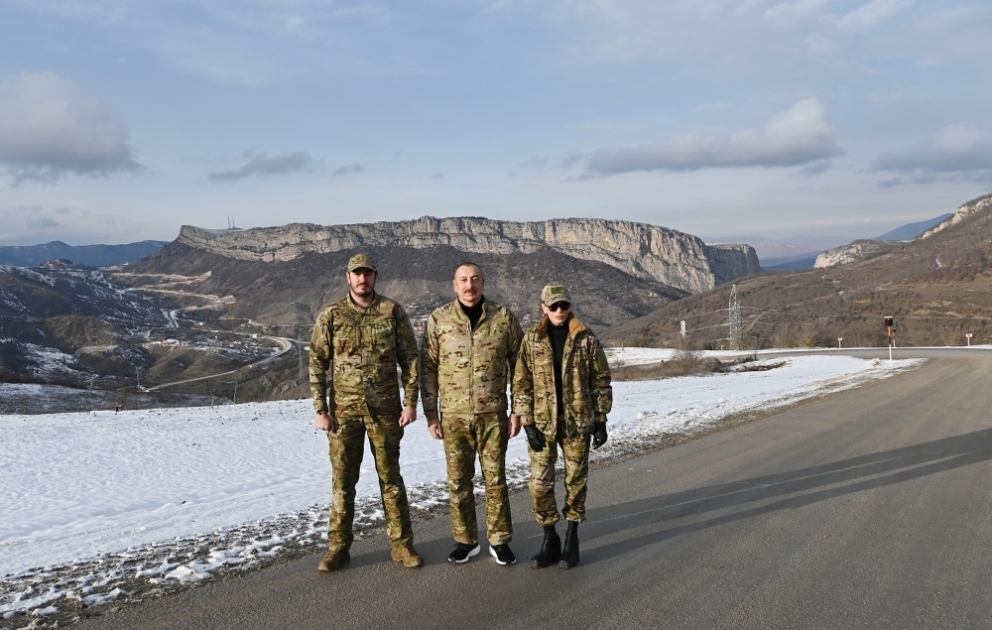 Präsident Ilham Aliyev, First Lady Mehriban Aliyeva und ihre Familienmitglieder zu Besuch in Schuscha VIDEO