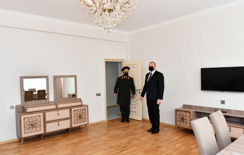 MİDA-nın Hövsan və Yasamal Yaşayış komplekslərində hərbçilər üçün nəzərdə tutulmuş mənzillər istifadəyə verilib  Prezident İlham Əliyev mənzillərlə tanış olubYENİLƏNİB VİDEO