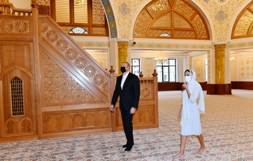 Le président Ilham Aliyev et la première dame Mehriban Aliyeva se familiarisent avec les conditions créées dans le nouveau bâtiment de la mosquée « Khanym Fatimeï Zehra » dans le bourg de Yeni Gunechli VIDEO