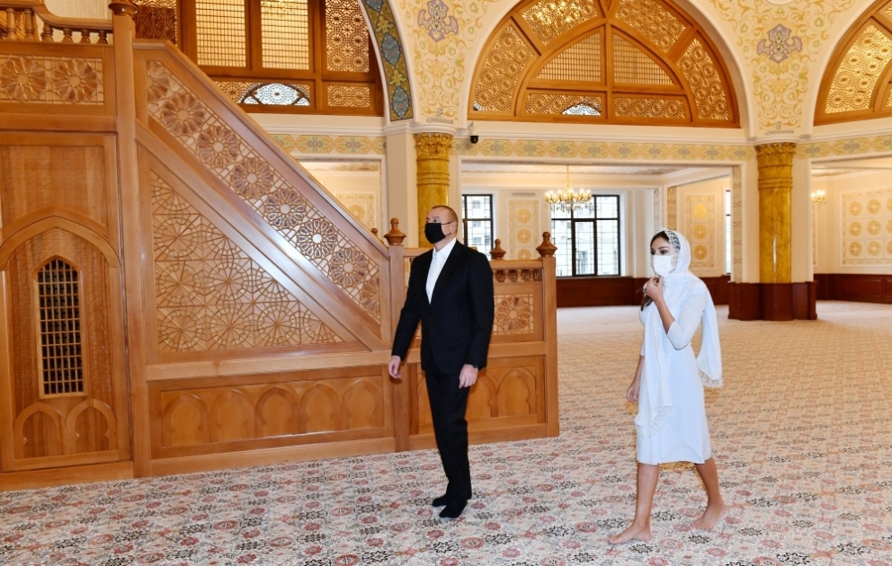 Präsident Ilham Aliyev und First Lady Mehriban Aliyeva lernen neues Moscheegebäude im Surakhani Rayon von Baku kennen VIDEO