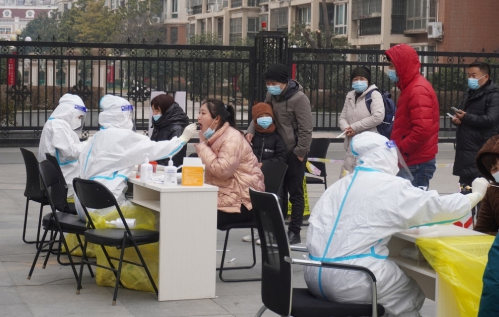 Çinin Tiencin şəhərində 2 nəfərin “omikron”a yoluxması nəticəsində kütləvi test prosesi keçirilib VİDEO