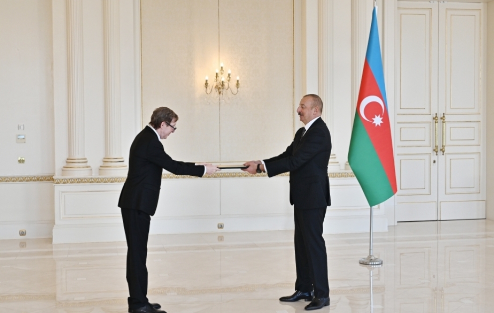 Präsident Ilham Aliyev nimmt Beglaubigungsschreiben des neu ernannten algerischen Botschafters in Aserbaidschan entgegen VIDEO