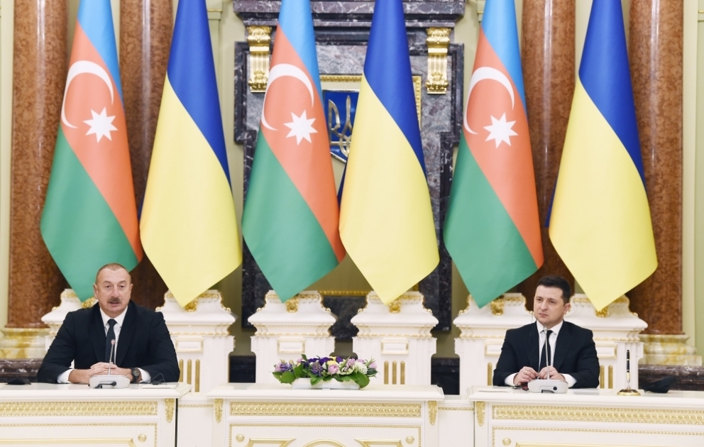 Präsident Ilham Aliyev und Präsident Wolodymyr Selensky treten mit Erklärungen für Presse auf VIDEO