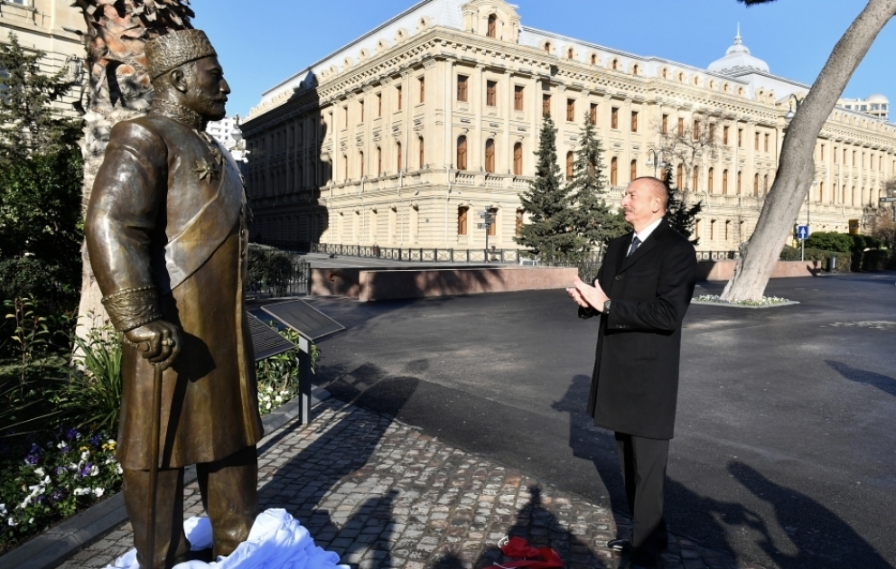 Präsident Ilham Aliyev weiht für Philanthropen Hadschi Zeynalabdin Tagiyev in Baku errichtetes Denkmal ein VIDEO