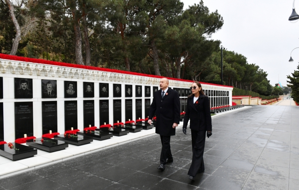 Le président Ilham Aliyev et la première dame Mehriban Aliyeva visitent l’Allée des Martyrs à l’occasion du 32e anniversaire de la tragédie du 20 Janvier VIDEO