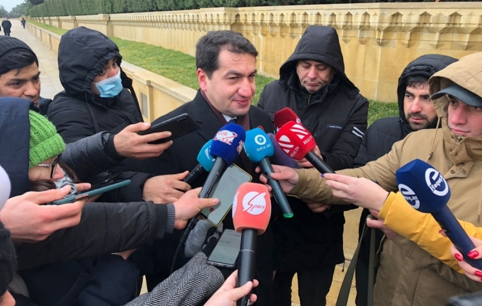 Hikmət Hacıyev: Bu gün Azərbaycan xalqı qəhrəman, məğrur, qürurlu xalq olaraq 20 Yanvar faciəsinin qurbanlarının xatirəsini anır VİDEO