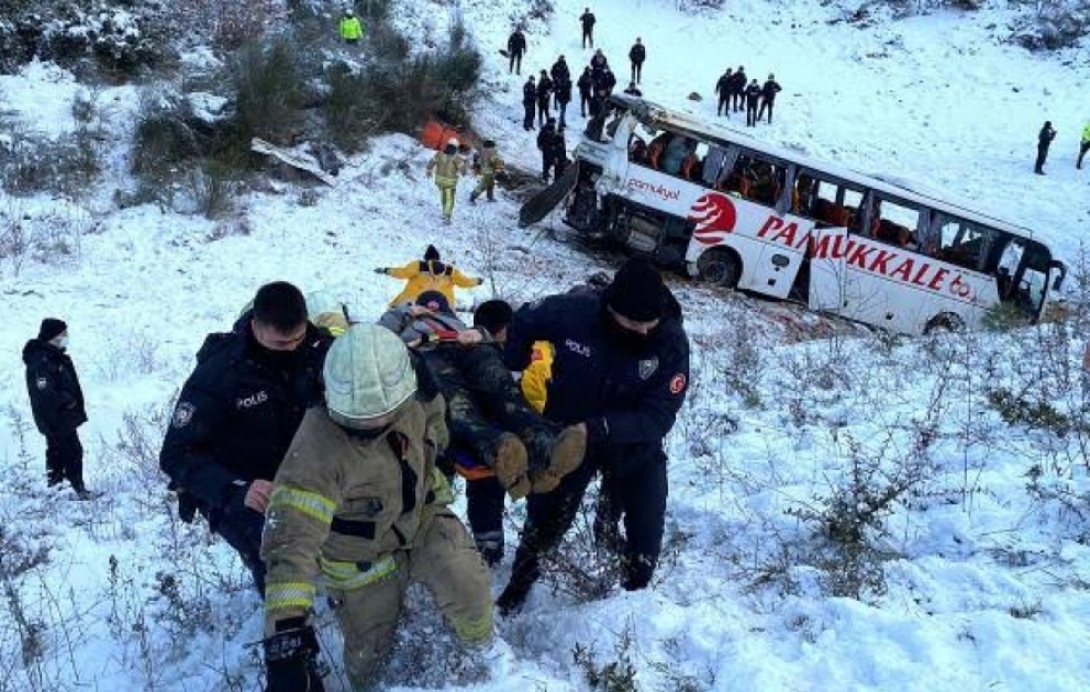 İstanbulda sərnişin avtobusu aşıb, ölən və yaralananlar var VİDEO
