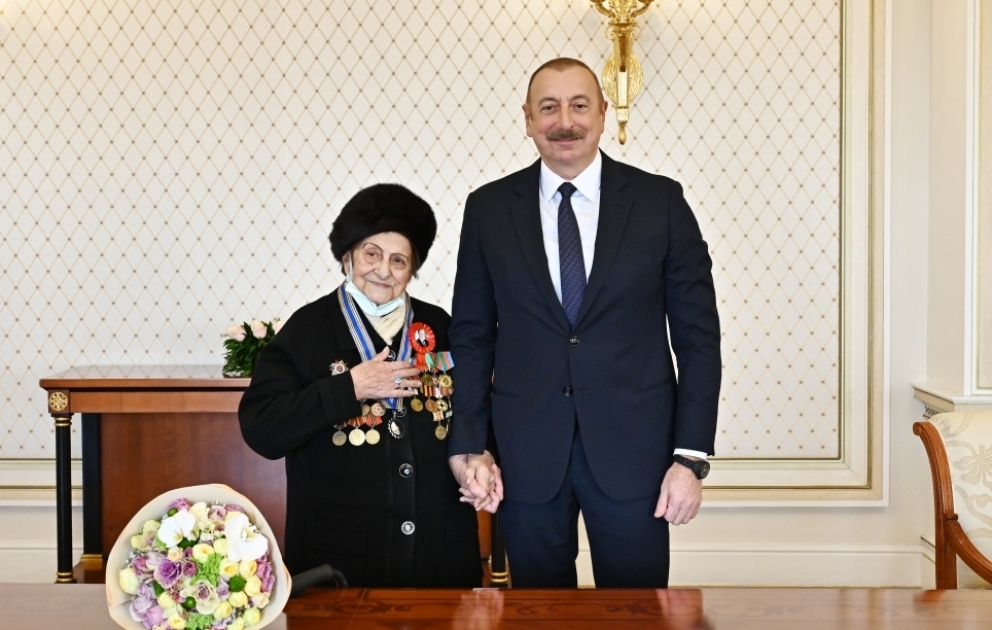 Prezident İlham Əliyev Müharibə, Əmək və Silahlı Qüvvələr Veteranları Təşkilatının sədri Fatma Səttarovaya “İstiqlal” ordenini təqdim edib YENİLƏNİB VİDEO