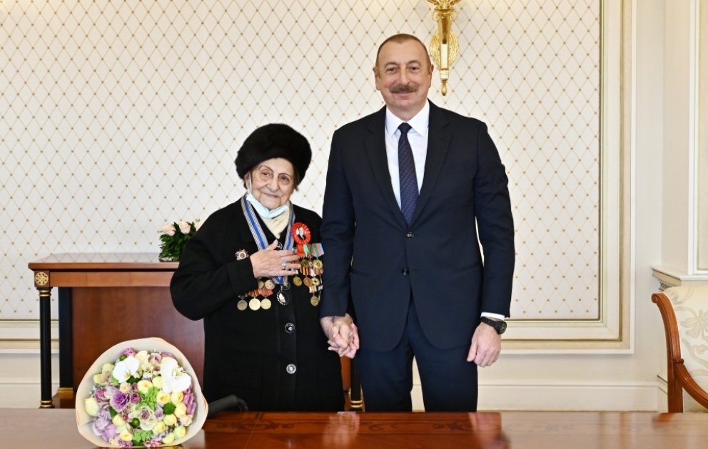 Le président Ilham Aliyev remet l’ordre « Istiqlal » à la présidente de l’Organisation des vétérans de la guerre et du travail VIDEO