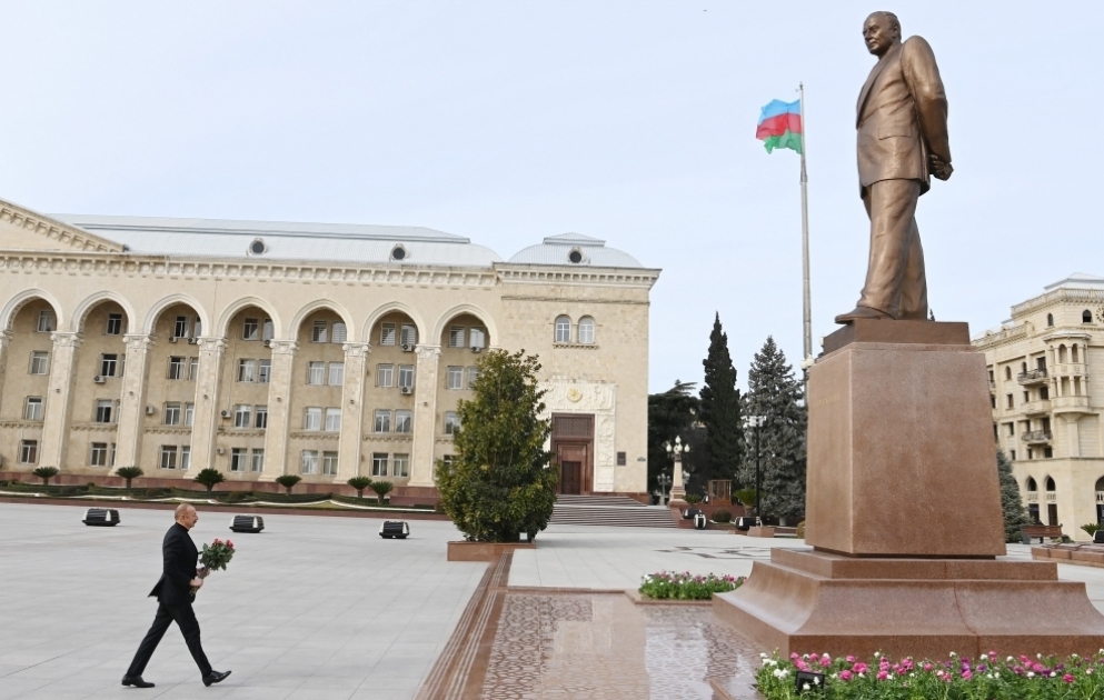 Prezident İlham Əliyev Gəncədə ümummilli lider Heydər Əliyevin abidəsini ziyarət edib VİDEO