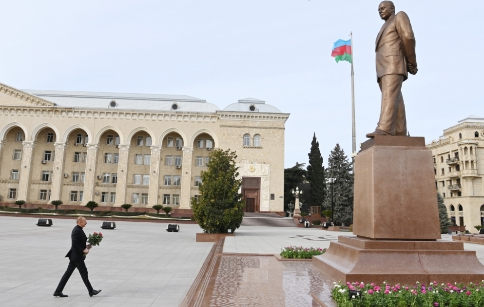 President Ilham Aliyev visited statue of national leader Heydar Aliyev in Ganja VIDEO