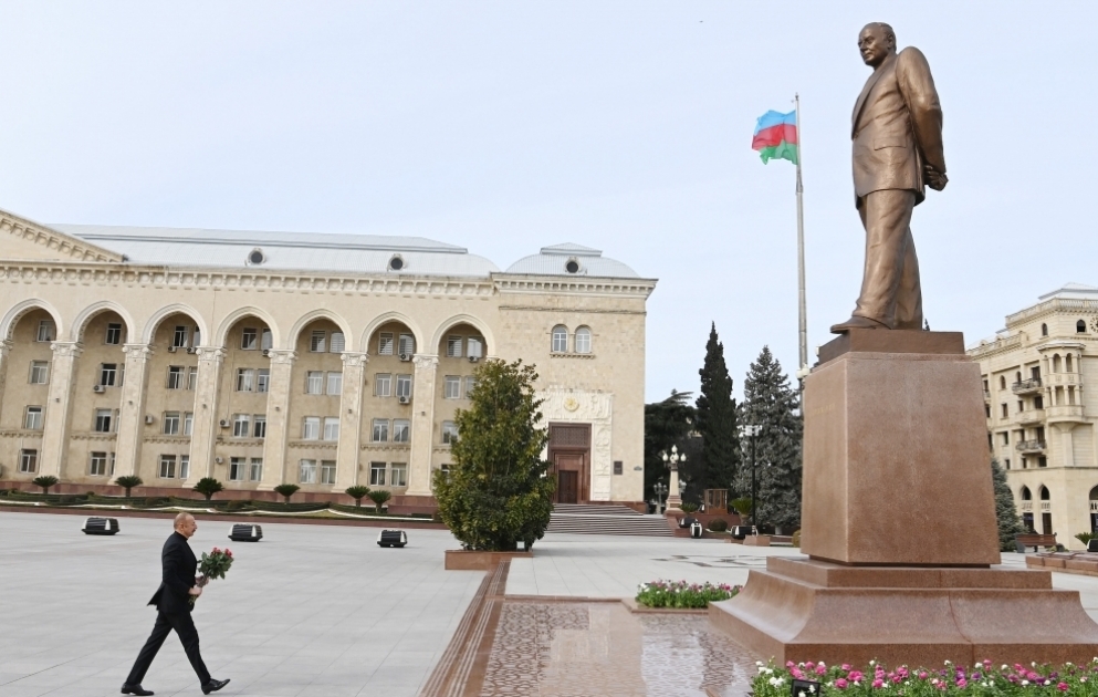 Ganja: Präsident Ilham Aliyev besucht Denkmal von Nationalleader Heydar Aliyev VIDEO