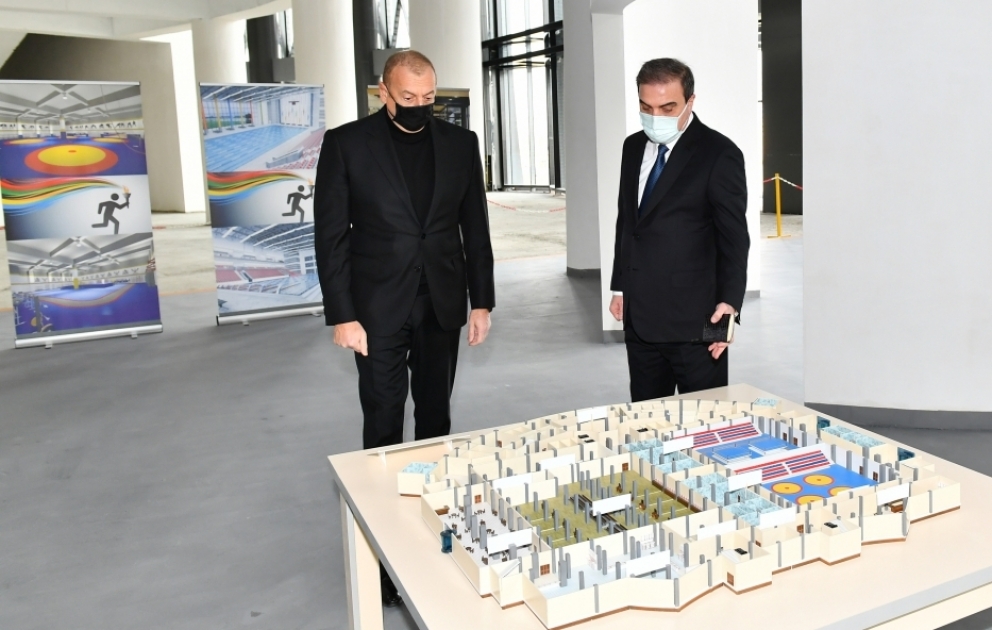 Präsident Ilham Aliyev inspiziert Bauarbeiten am Sportpalast in Ganja VIDEO