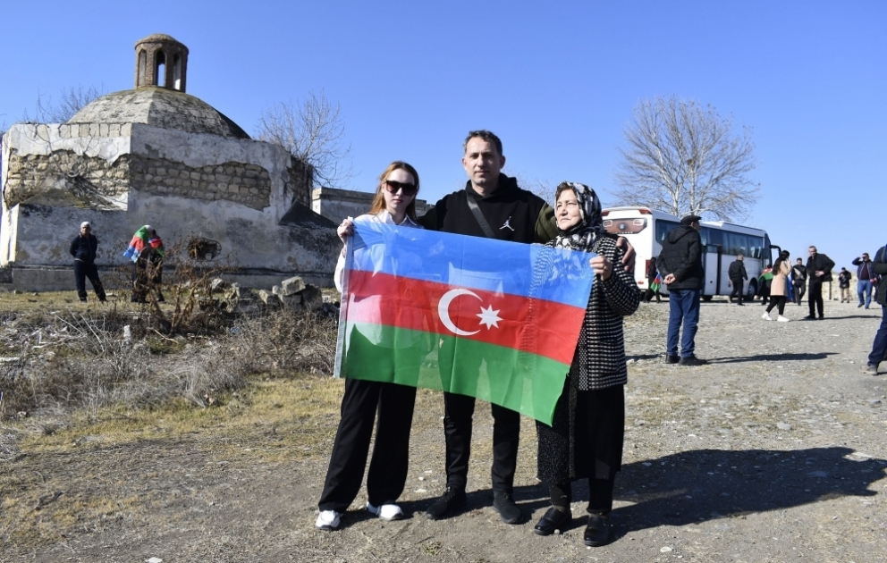 Пассажиры ознакомились с разрушенными историческими памятниками города Агдам ВИДЕО