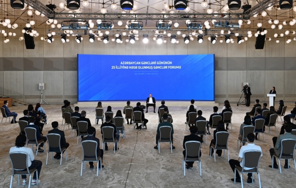 Präsident Ilham Aliyev nimmt am Jugendforum teil VIDEO