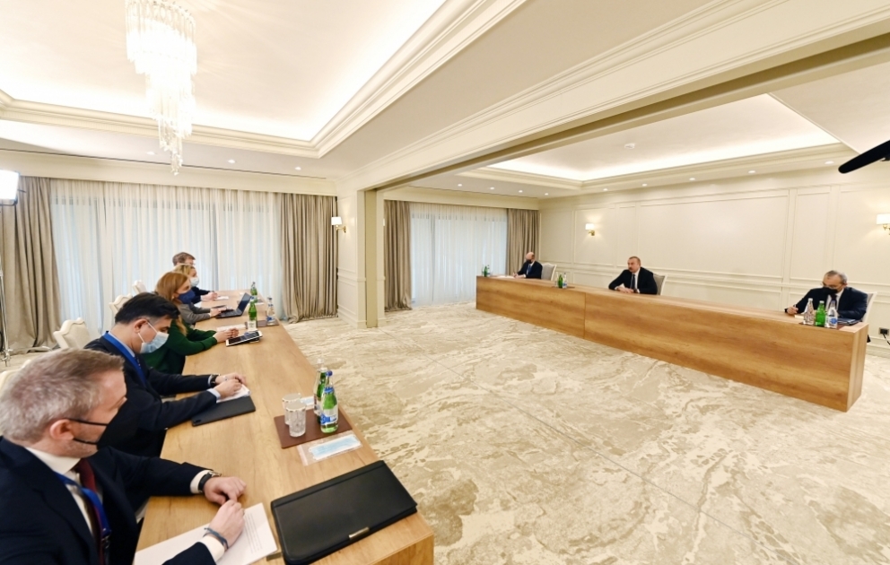 Präsident Ilham Aliyev empfängt Delegation unter der Leitung des EU-Kommissars für Energie VIDEO