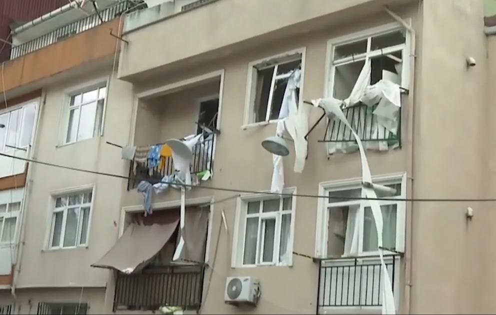 İstanbulda yaşayış binasında partlayış baş verib VİDEO