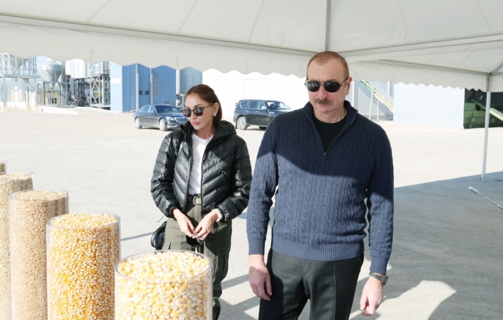 Präsident Ilham Aliyev und First Lady Mehriban Aliyeva lernen Aghjabadi Getreide-Agropark kennen VIDEO