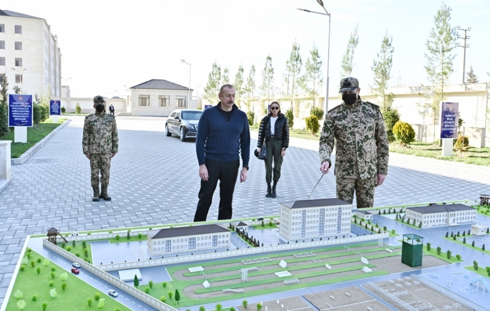 Aghjabadi: Präsident Ilham Aliyev weiht Militäreinheit von Truppen des Innenministeriums ein VIDEO