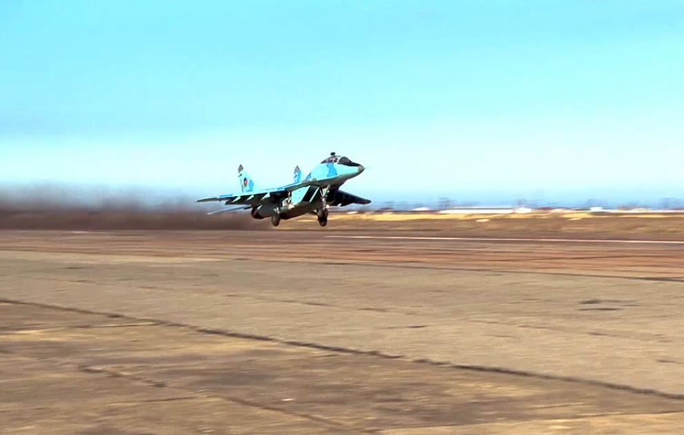 L'Armée de l'air azerbaïdjanaise effectue des exercices VIDEO