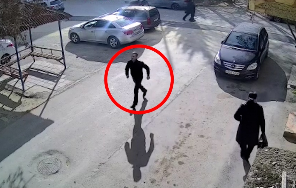 Bakıda özünü kuryer kimi qələmə verərək evlərdən oğurluq edən şəxs yaxalanıb VİDEO