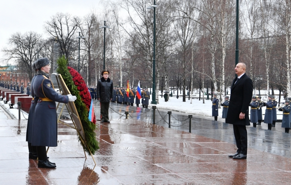 Le président Ilham Aliyev se recueille devant la tombe du Soldat inconnu à Moscou VIDEO