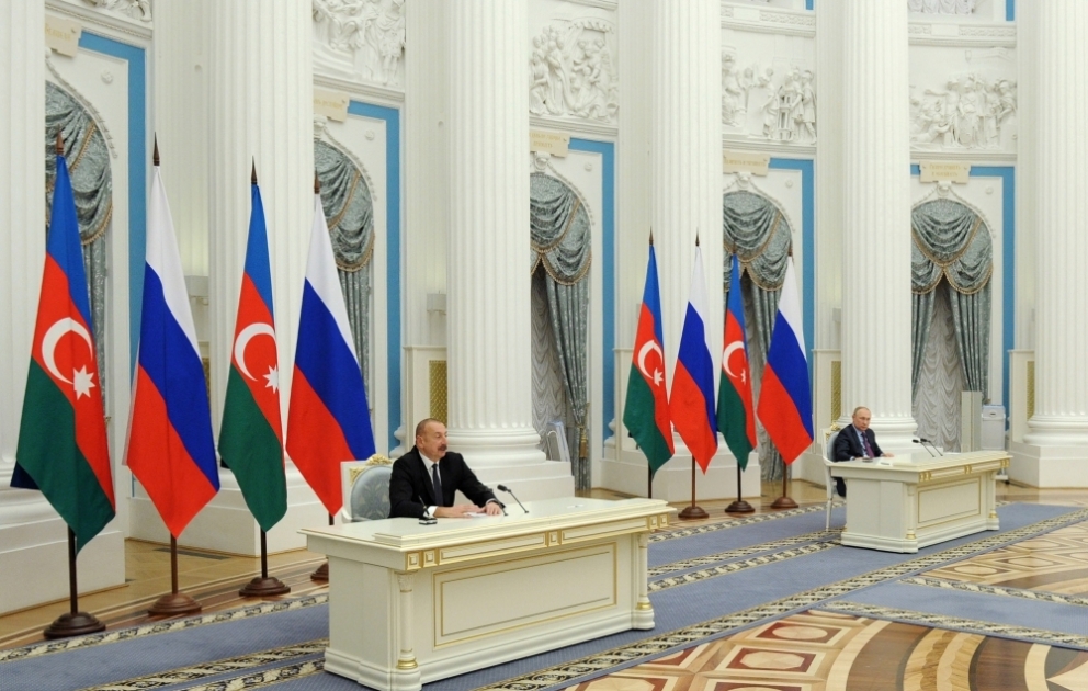 Präsident Ilham Aliyev und Präsident Wladimir Putin treten in Moskau mit Erklärungen für Presse auf VIDEO