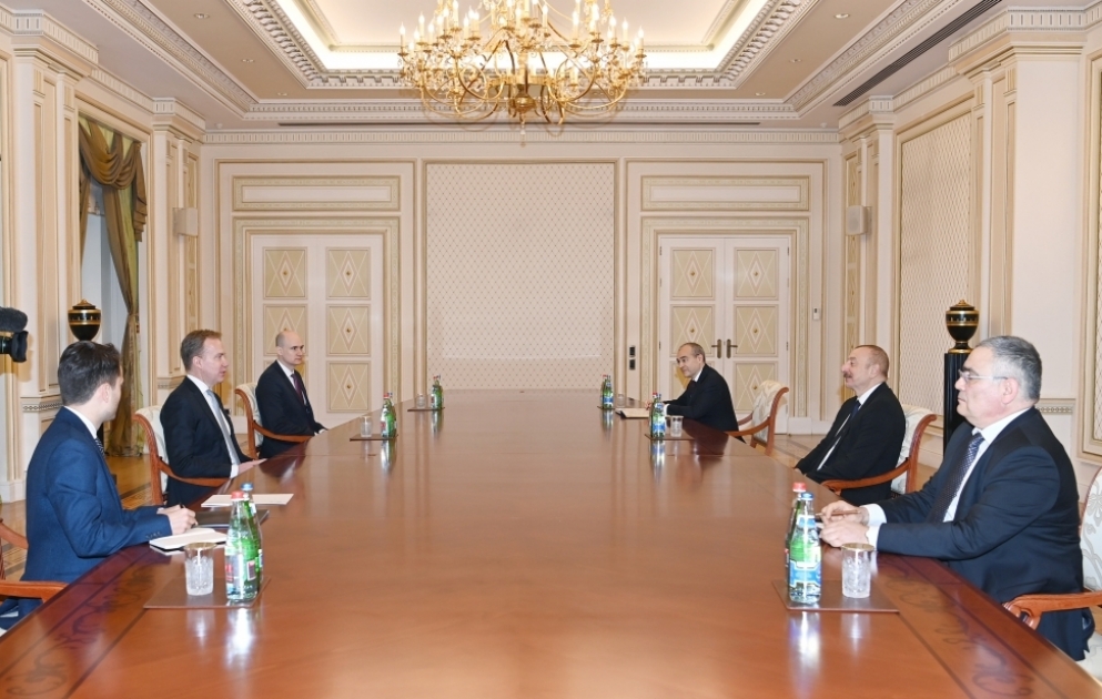 Präsident Ilham Aliyev empfängt Delegation um Präsidenten des Weltwirtschaftsforums VIDEO