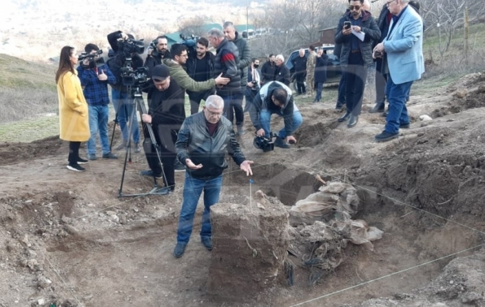Xarici jurnalistlər Birinci Qarabağ müharibəsində azərbaycanlıların kütləvi basdırıldığı məzarlıqda olublar FOTO VİDEO