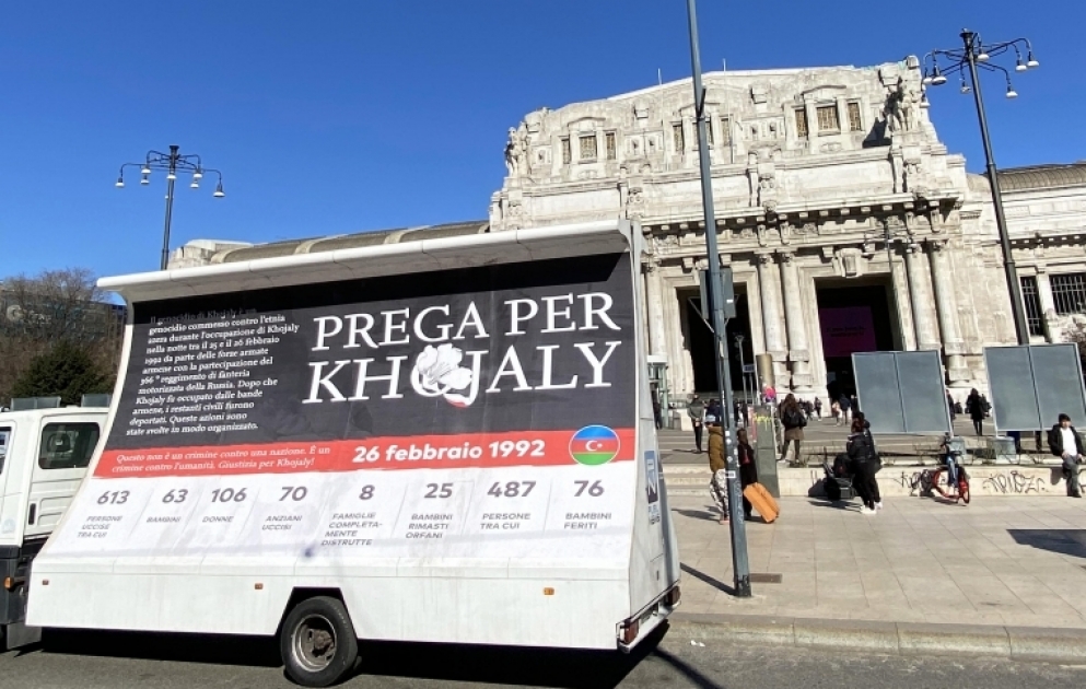 Üzərində Xocalı faciəsinə dair məlumatların əks olunduğu avtomobil Milan küçələrində hərəkət edib VİDEO