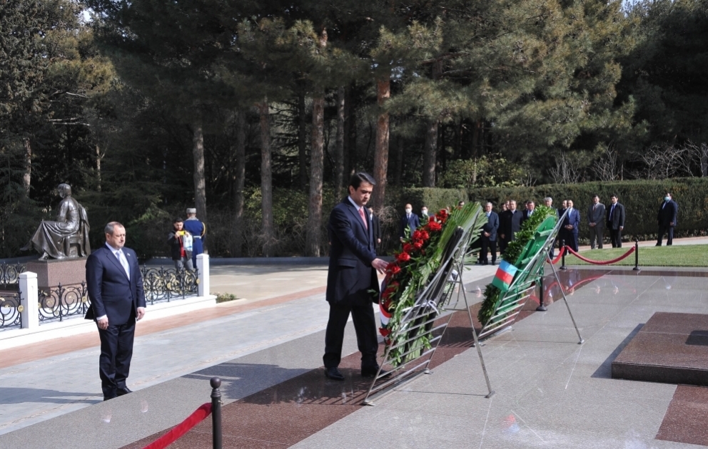 Tadschikische Delegation ehrt Andenken von Nationalleader Heydar Aliyev und Märtyrern VIDEO