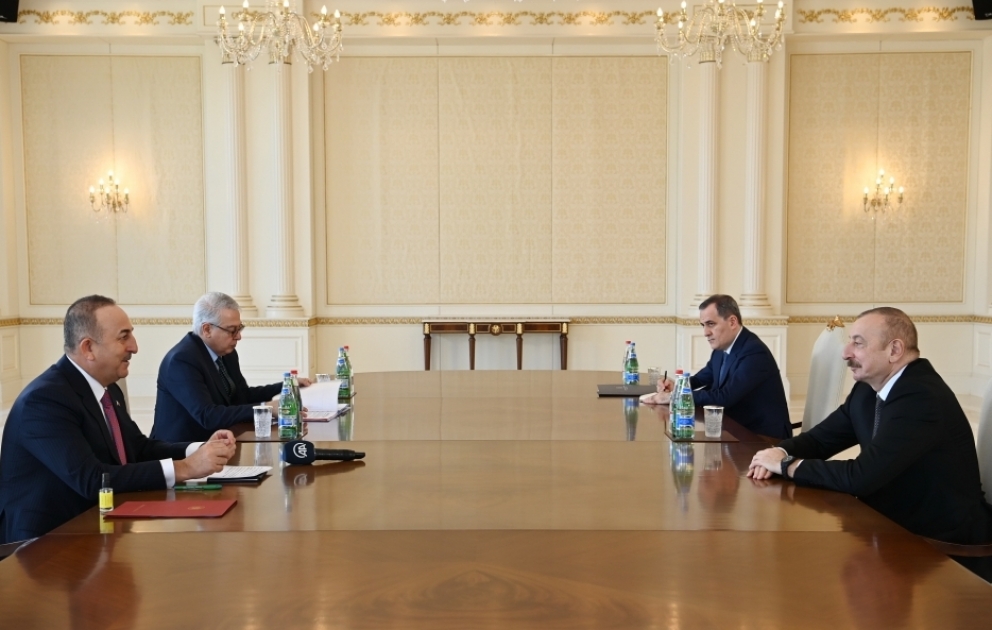 Präsident Ilham Aliyev empfängt türkischen Außenminister VIDEO