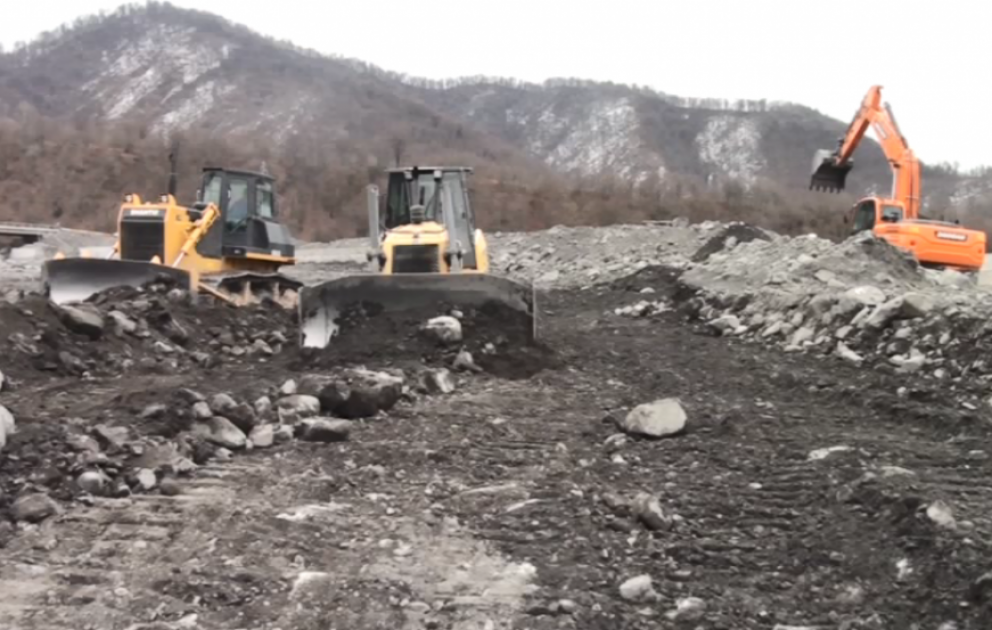 Oğuzda yeni suvarma mövsümünə hazırlıq işləri görülür, dağ çaylarında daş-beton bəndlər qurulur VİDEO