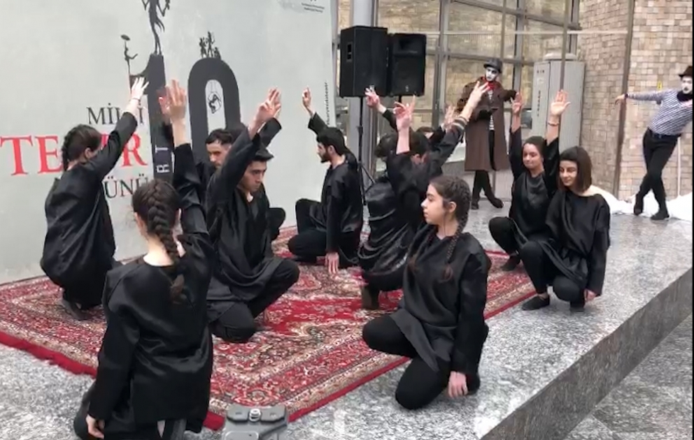 “İçərişəhər” metrostansiyasının vestibülündə “Hər yerdə teatr” adlı maraqlı layihə təqdim edilib VİDEO