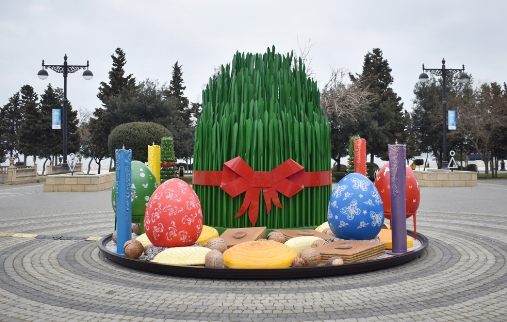 Novruz bayramı ilə əlaqədar paytaxtımız müxtəlif bayram atributları ilə bəzədilir – FOTOREPORTAJ VİDEO