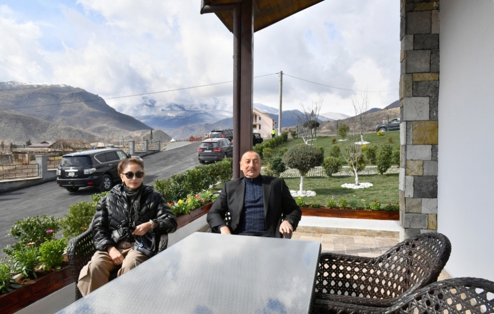 Präsident Ilham Aliyev und First Lady Mehriban Aliyeva zu Besuch in Siedlung Sugovuschan der Terter Region Sie inspizieren an Privathaus in der Siedlung Sugovuschan durchgeführte Renovierungsarbeiten VIDEO