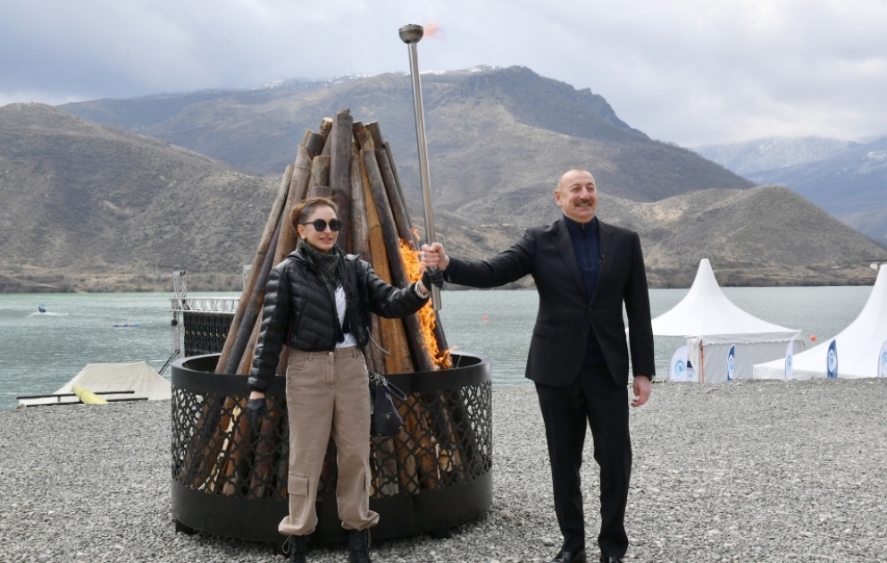 Sugovuschan: Präsident Ilham Aliyev und First Lady Mehriban Aliyeva zünden Novruz-Feuer in Sugovuschan an VIDEO