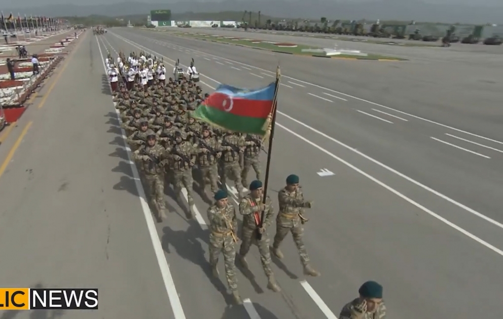 Des militaires azerbaïdjanais participent à un défilé dédié à la Journée du Pakistan VIDEO