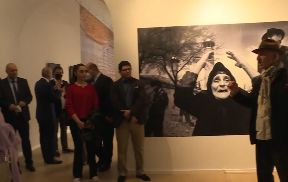 Vyanada Reza Deqatinin fotoəsərlərindən ibarət “Qarabağın ruhu - sülhə doğru uzun yol” adlı sərgi açılıb VİDEO