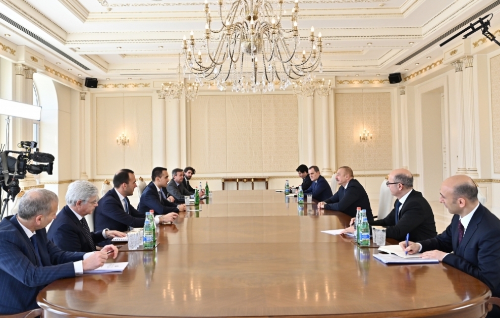 Präsident Ilham Aliyev empfängt Delegation um italienischen Außenminister VIDEO