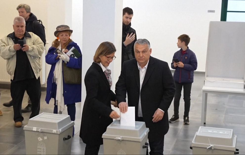 Macarıstanda parlament seçkilərində Baş nazir Viktor Orbanın rəhbərlik etdiyi hakim partiya qalib gəlib VİDEO
