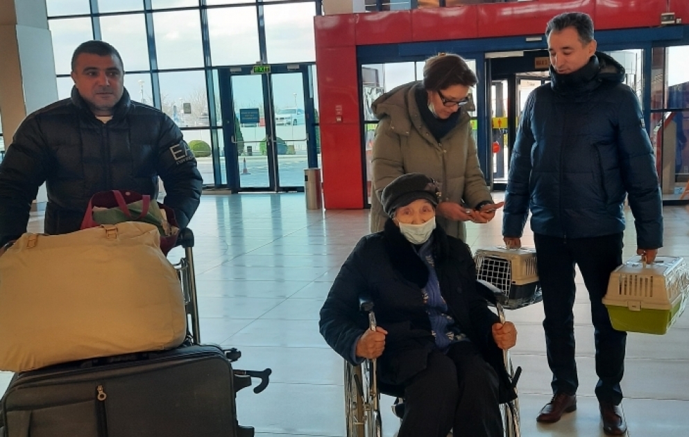 Ukraynadan təxliyə olunan Azərbaycanın Milli Qəhrəmanı Viktor Seryoginin ailəsi Moldovadan Bakıya yola salınıb VİDEO