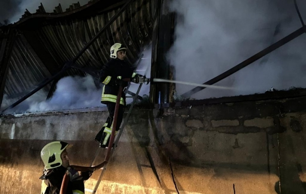 FHN: Bakıda mebel sexindəki yanğın məhdudlaşdırılıb VİDEO