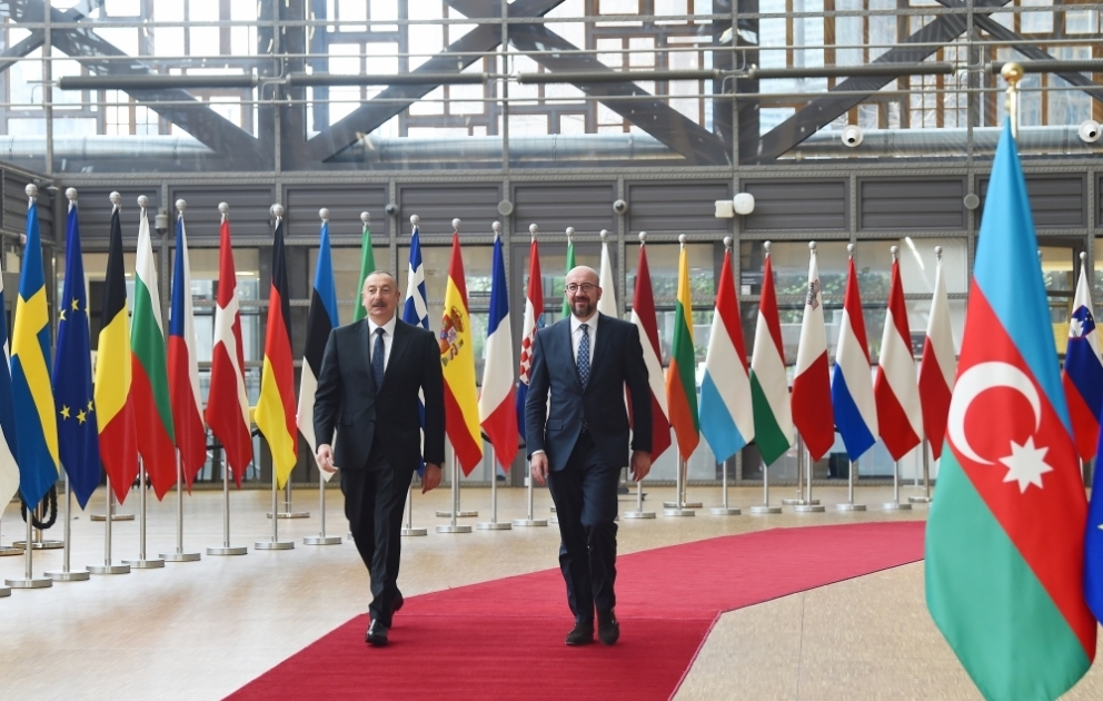 Aserbaidschans Präsident Ilham Aliyev und EU-Ratspräsident Charles Michel treffen zu Vier-Augen-Gespräch in Brüssel VIDEO