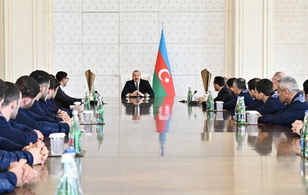 Präsident Ilham Aliyev empfängt Teilnehmer der in Ungarn ausgetragenen Ringer-EM VIDEO